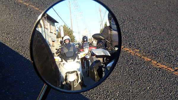 ミラーに映るバイク